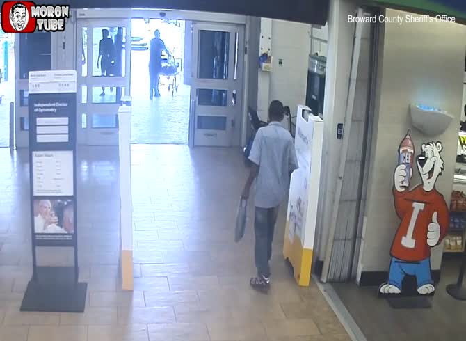 Video :A 34-year-old man randomly strikes an 80-year-old man